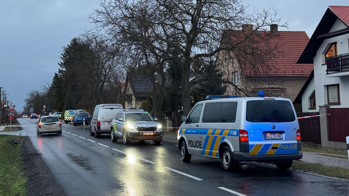 Policisté se samopaly zasahují v domě na Kladensku, akce souvisí s masakrem na univerzitě v Praze
